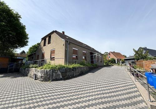 Eingang + Parkplatz