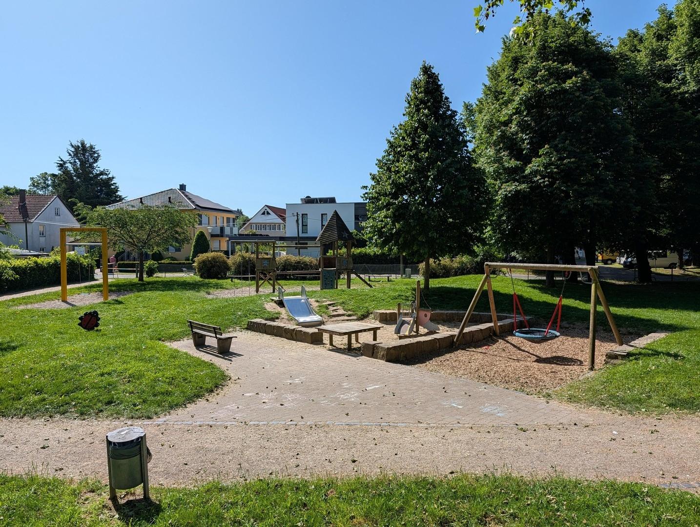 Park mit Spielplatz nebenan