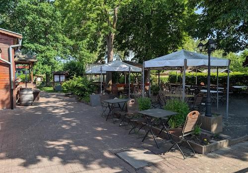 und integriertem Biergarten