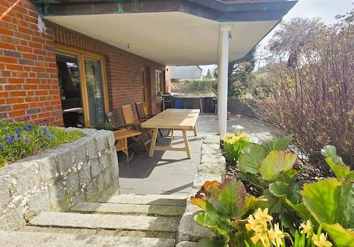 Terrasse mit sep. Eingang