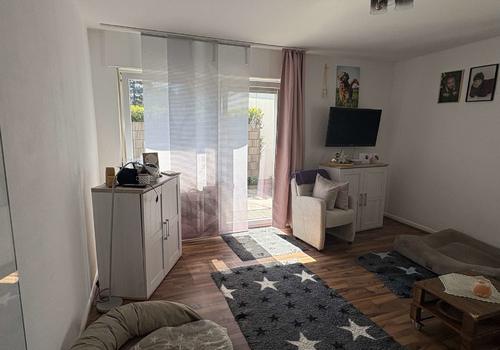 Wohnzimmer mit Zugang zur Terrasse