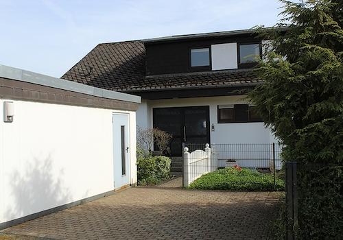 Hauseingang mit Doppelgarage