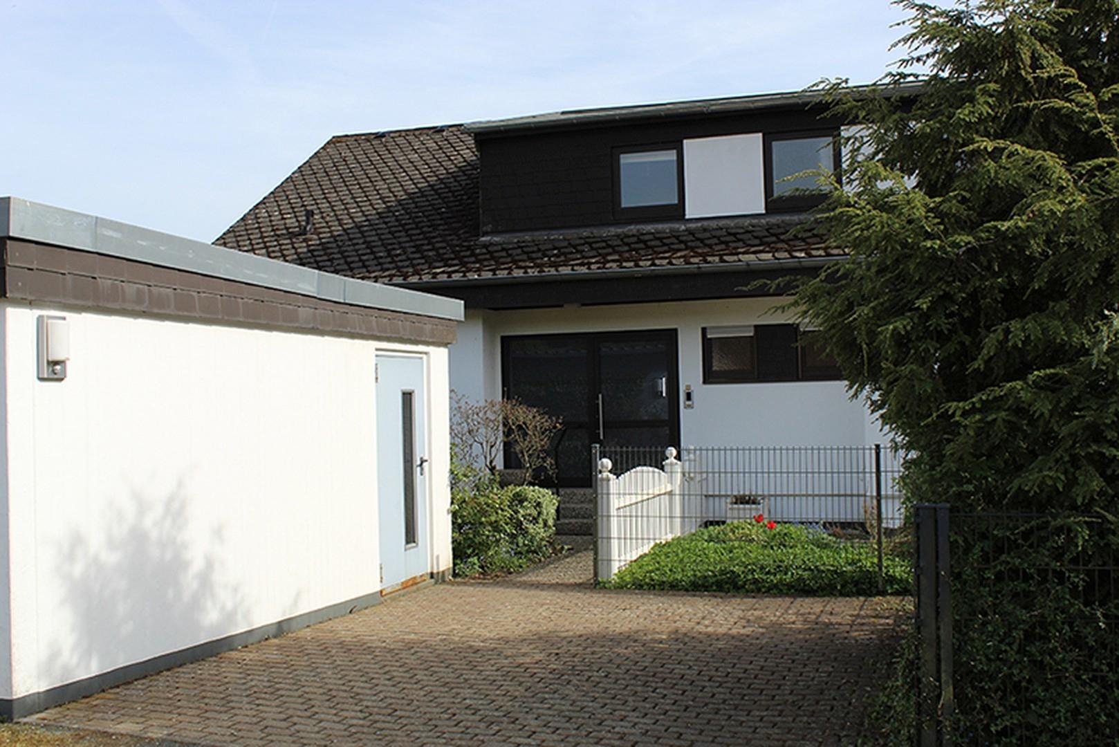 Hauseingang mit Doppelgarage