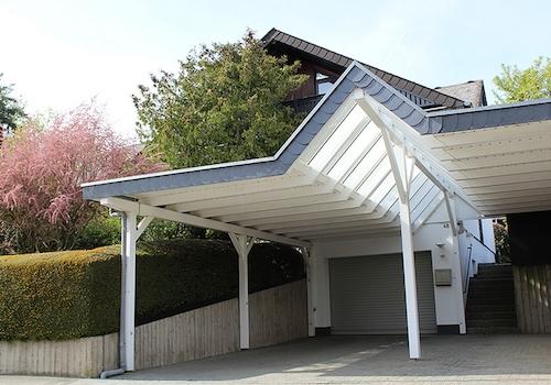Carport mit Garagenzufahrt
