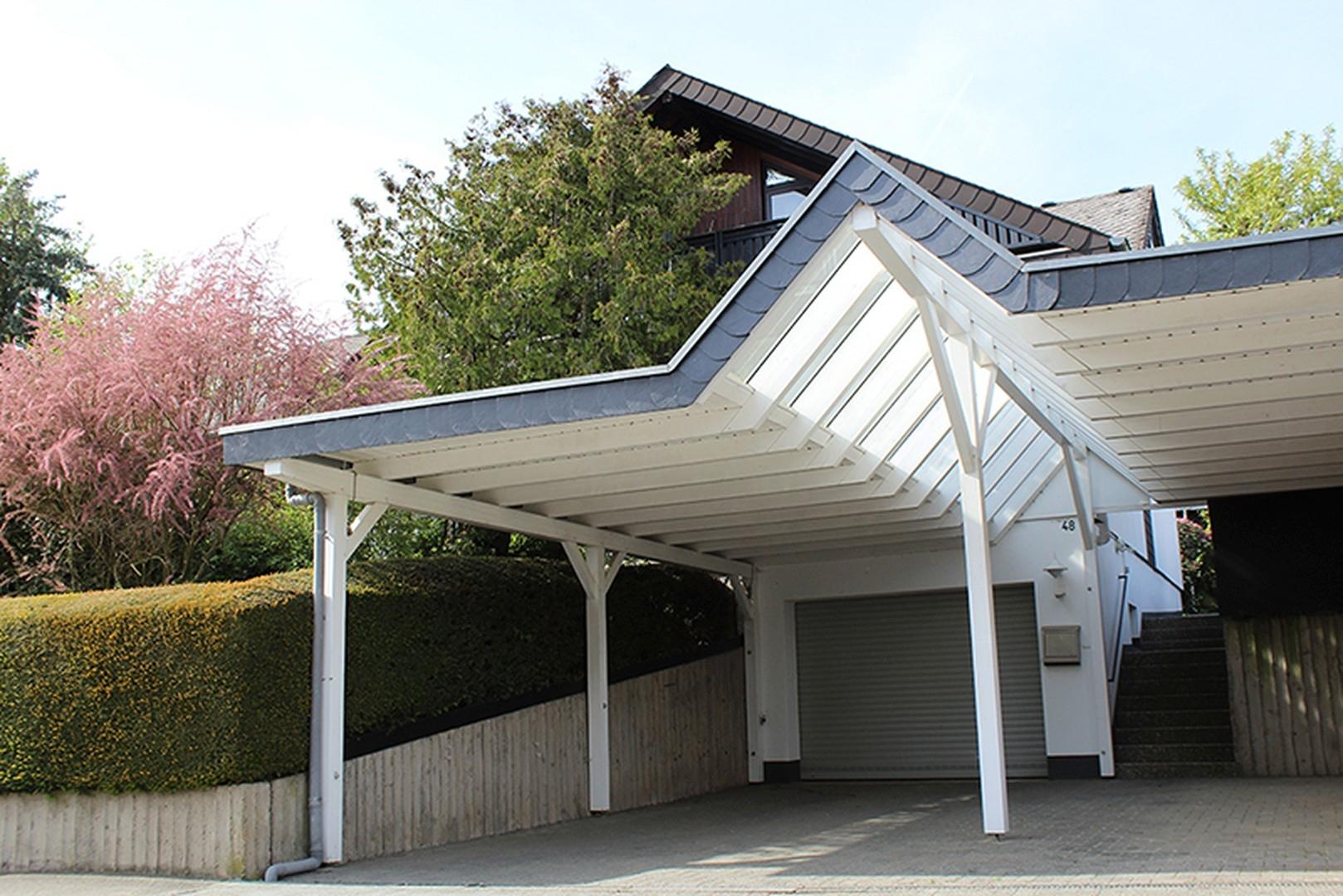 Carport mit Garagenzufahrt