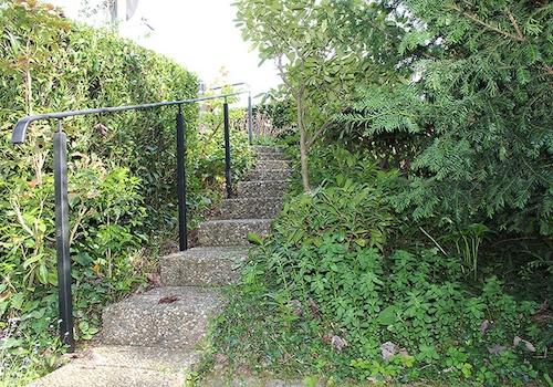 Treppe vom Garten zur Terrasse