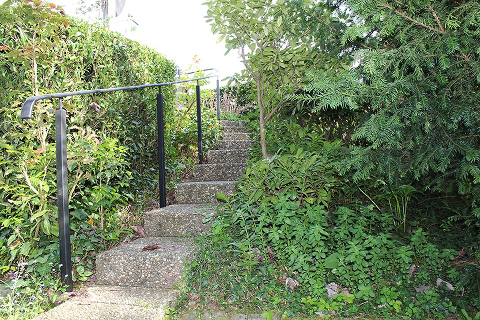 Treppe vom Garten zur Terrasse