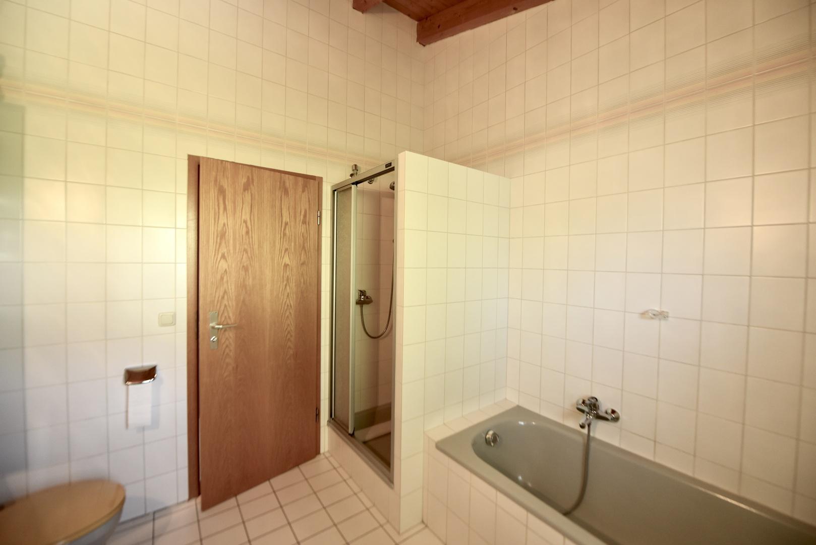 Bad mit Wanne und Dusche
