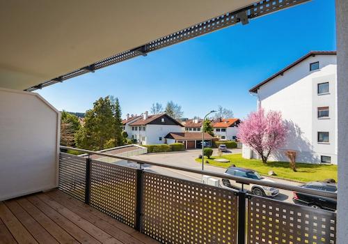 Großzügiger überdachter Balkon