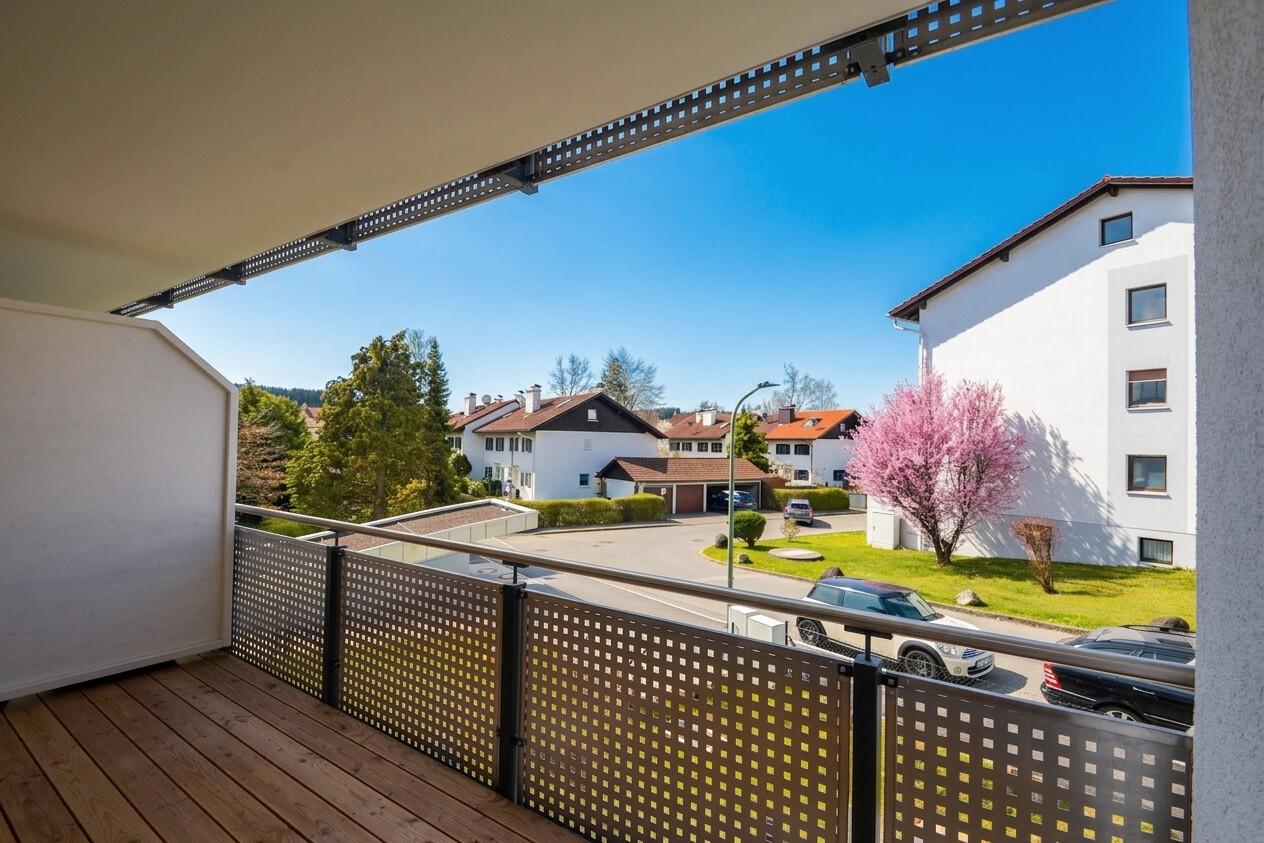 Großzügiger überdachter Balkon