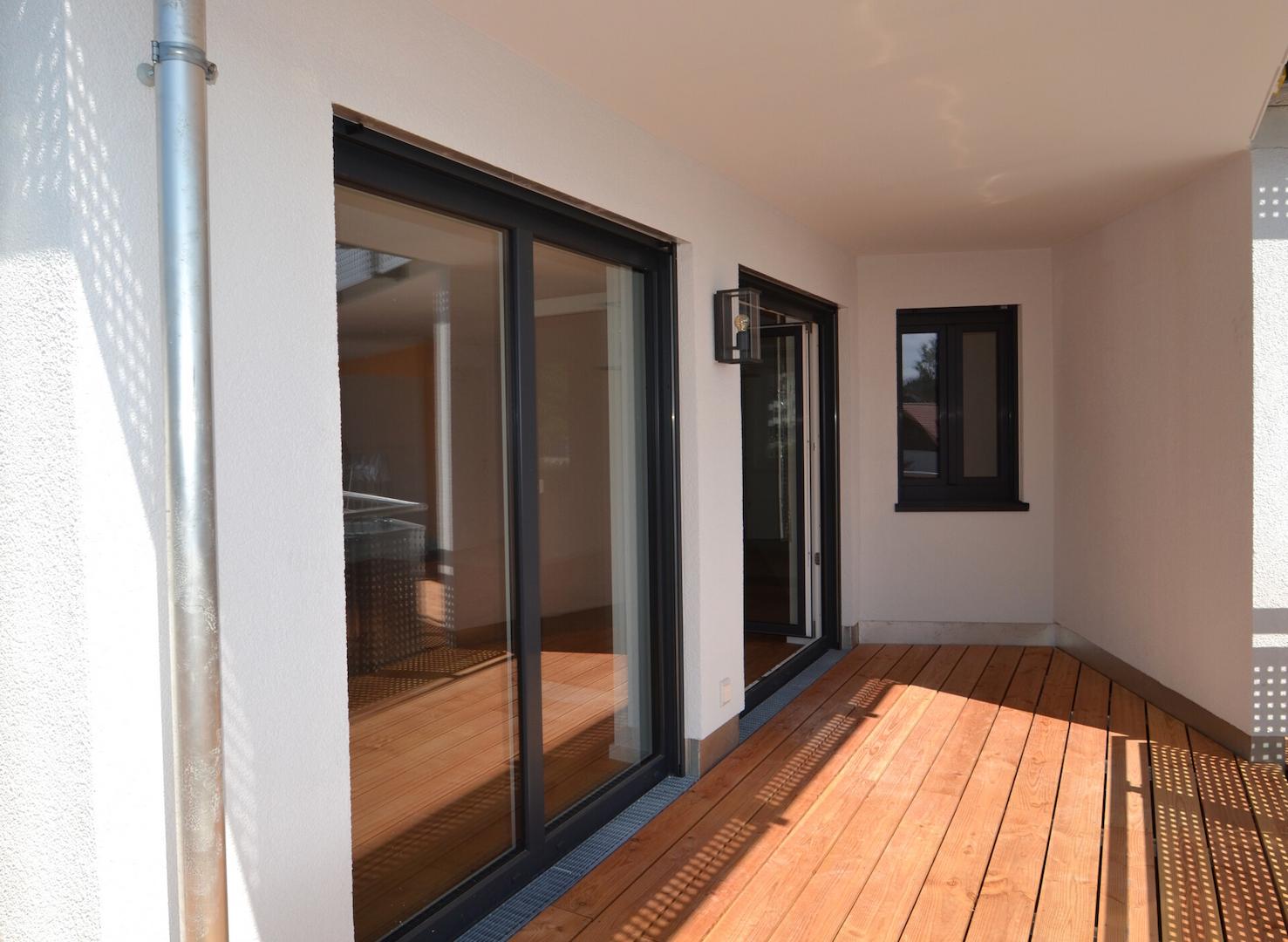 Geschützter und überdachter Südbalkon mit Bergblick