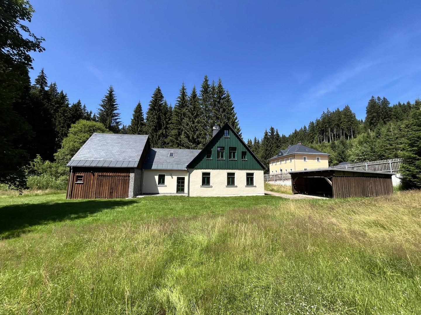 Südansicht mit Carport