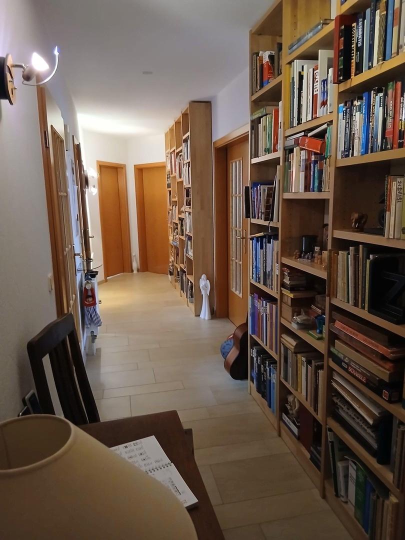 Bibliothek im Flur OG
