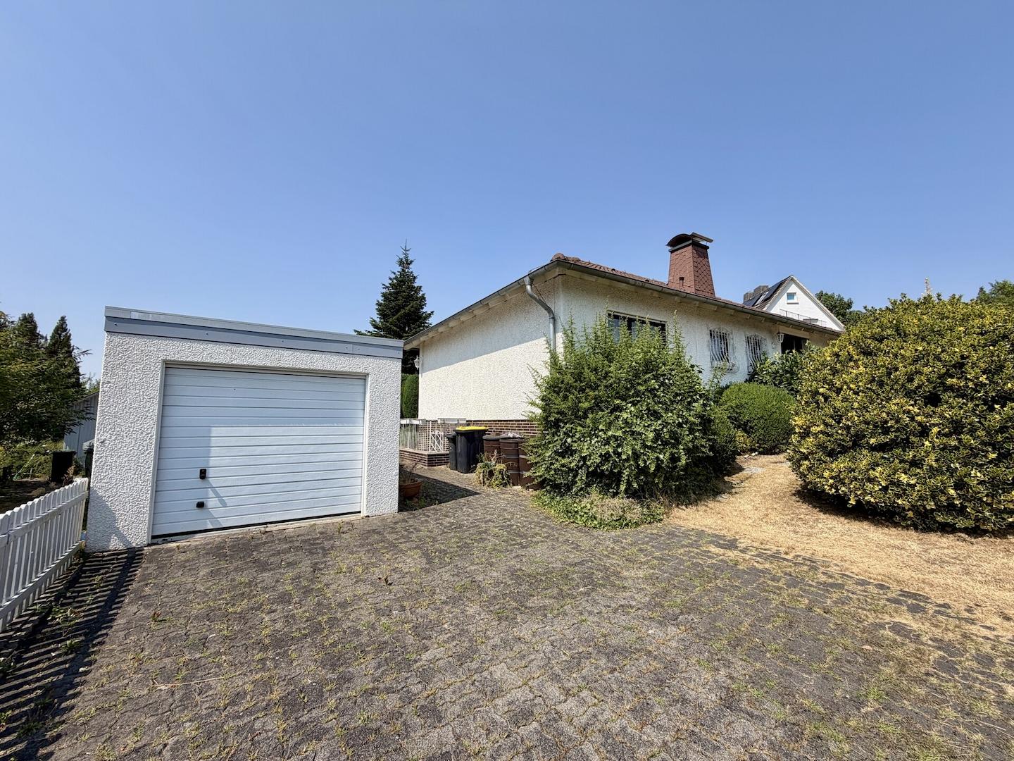 Seitenansicht mit Garage