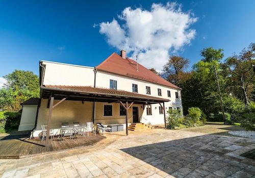 Haupthaus+Terrasse von Westen