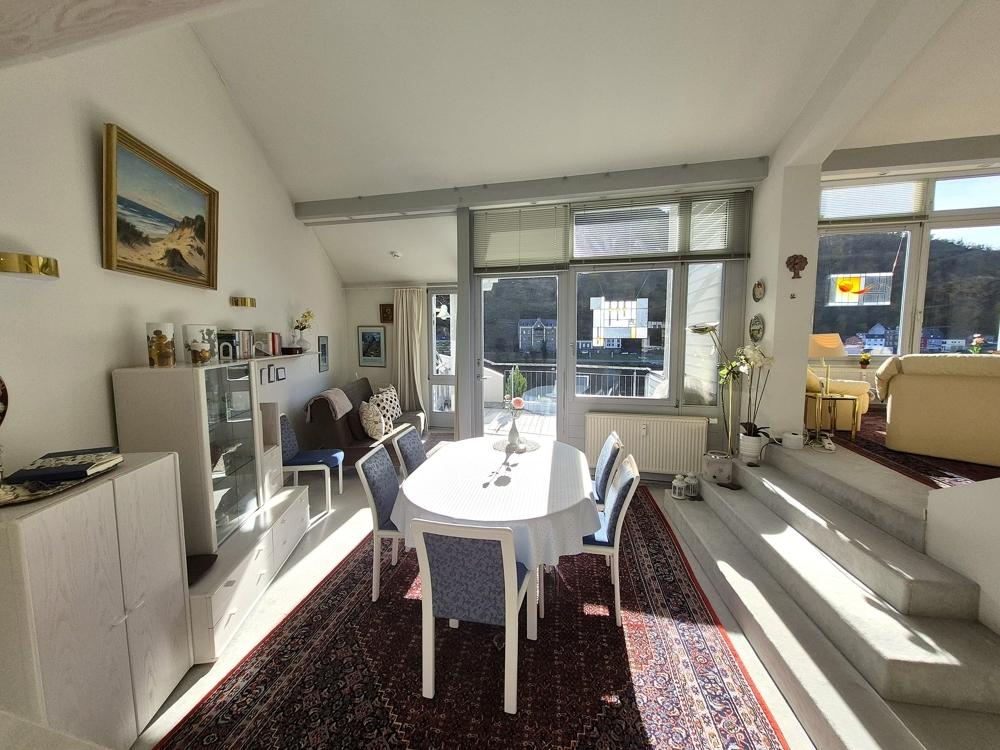 Essenbereich mit Zugang zur  Loggia