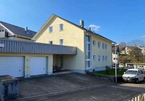 linke Garage und Stellplatz