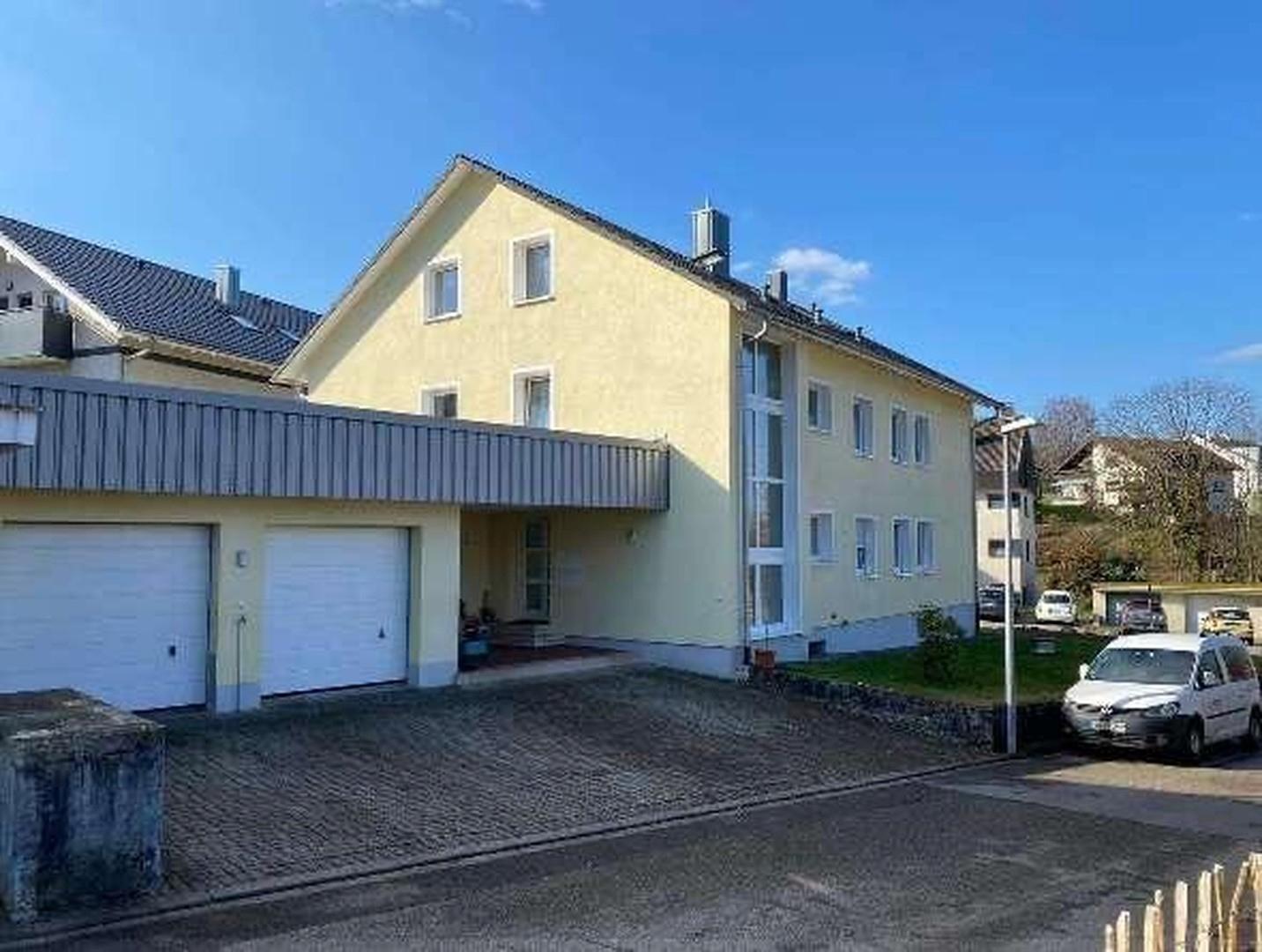 linke Garage und Stellplatz