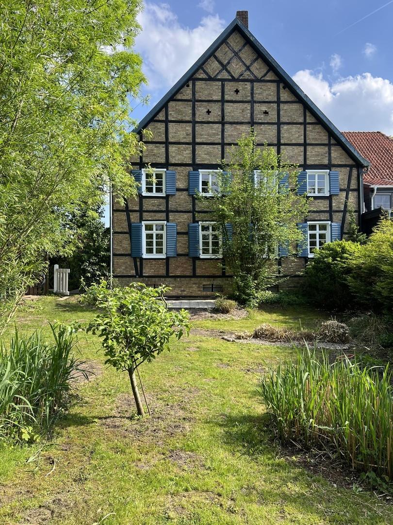 Außenfassade Nord und Garten  