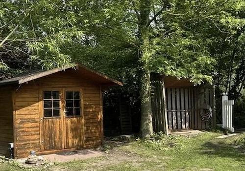Gartenhaus und Holzlager