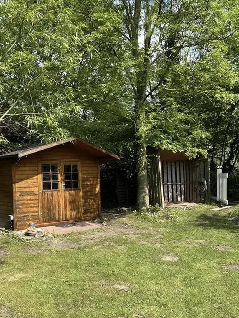 Gartenhaus und Holzlager