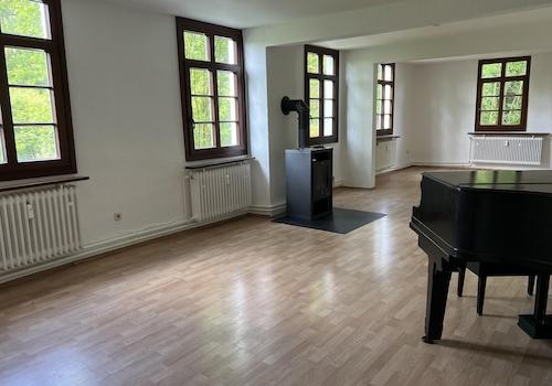 Wohnzimmer mit Kamin 