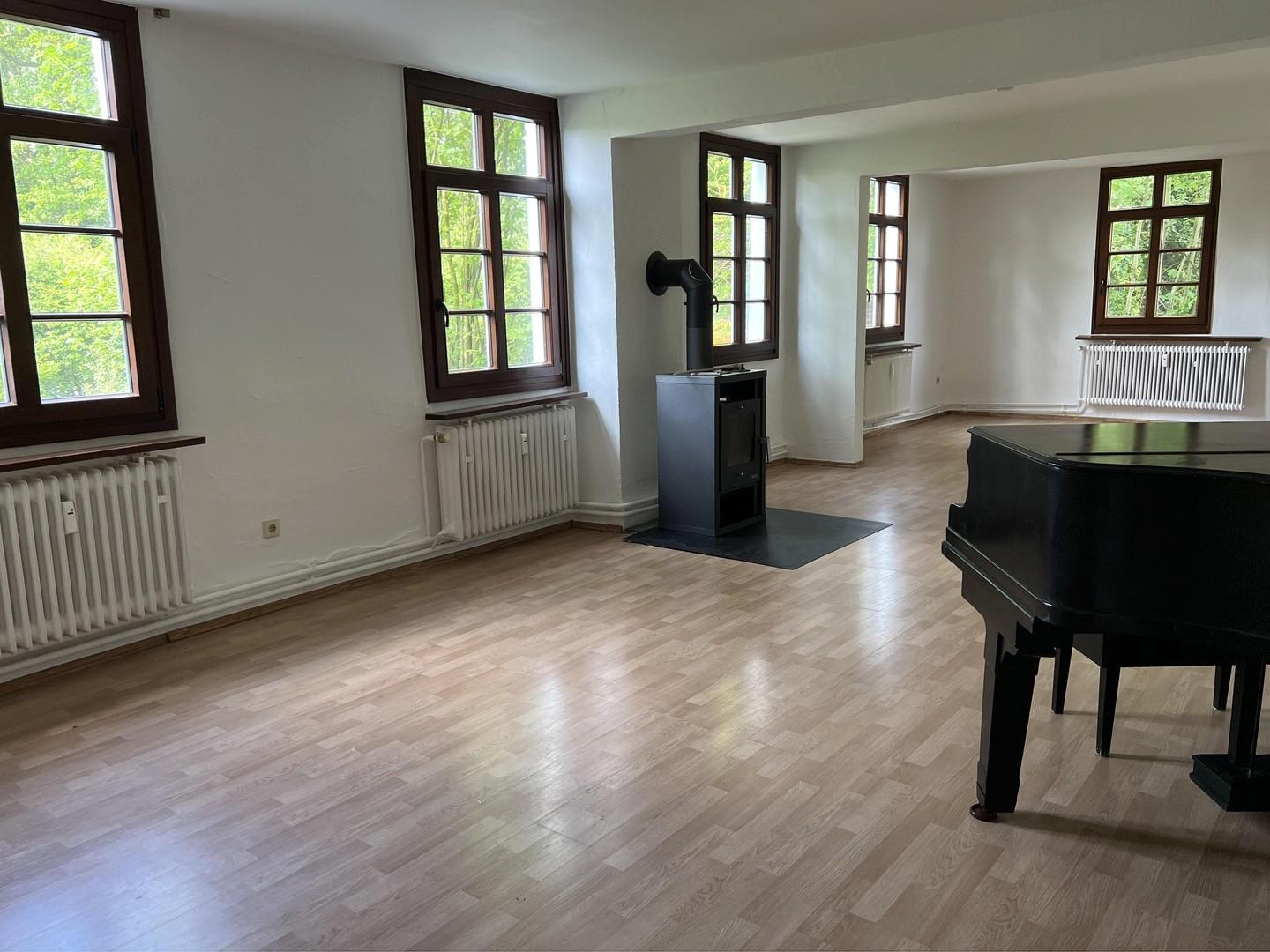Wohnzimmer mit Kamin 