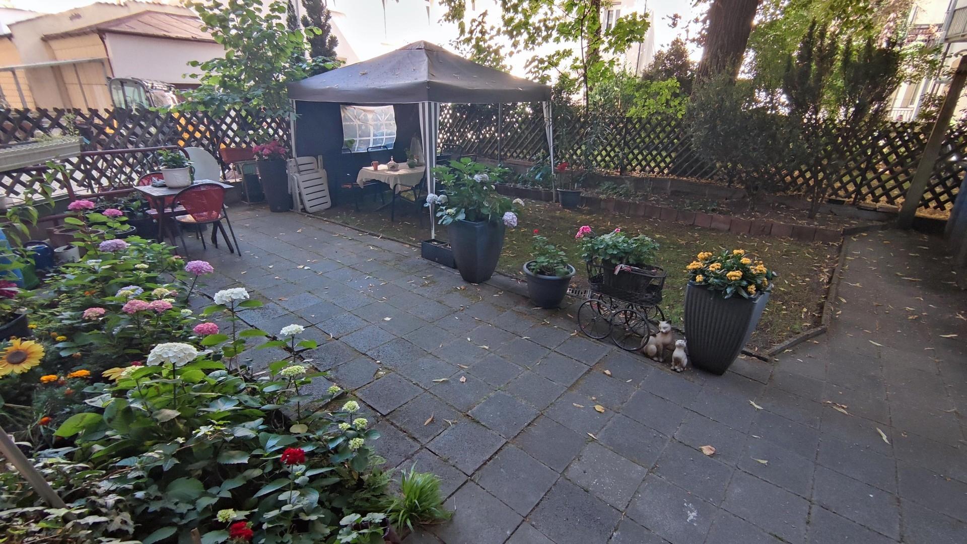 Innenhof mit kleinen Garten
