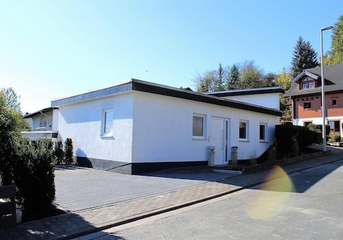 Haus 8A Ausseneingang, Parken