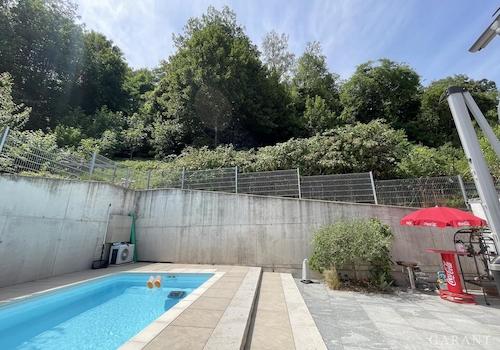 Pool mit Blick auf Grundstück