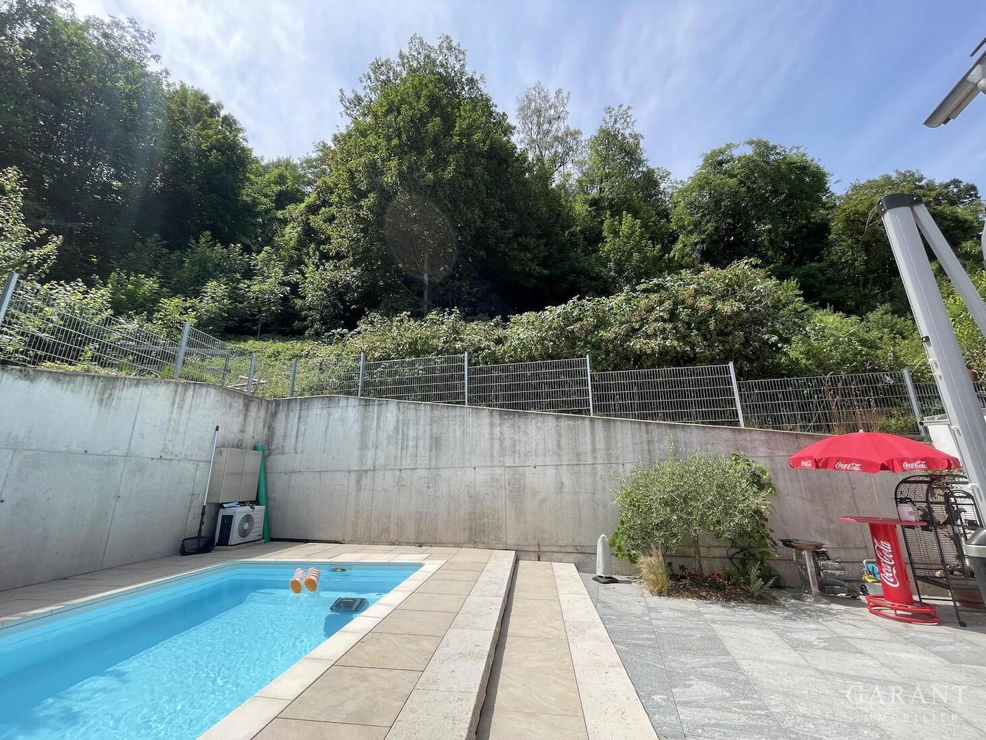 Pool mit Blick auf Grundstück