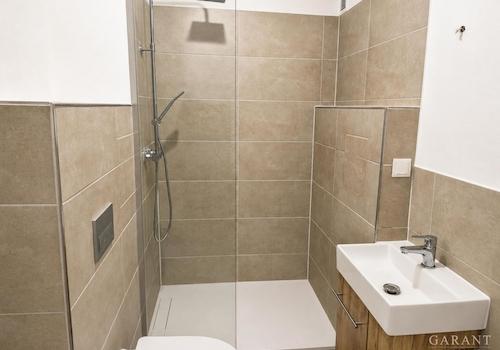 Neues Badezimmer mit Dusche