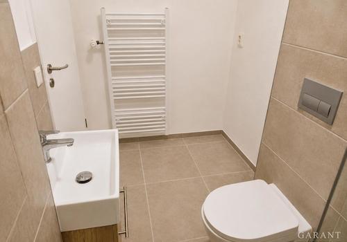 Badezimmer neu mit Waschmaschinenstellfläche