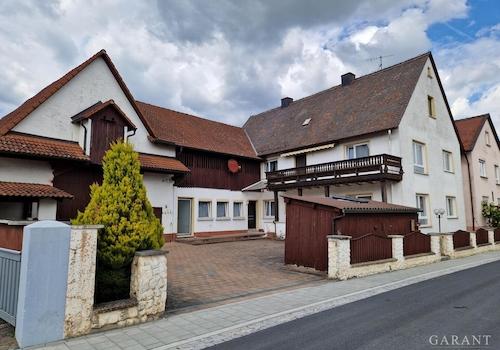 Hausansicht - Straße 2 mit Nebengebäuden