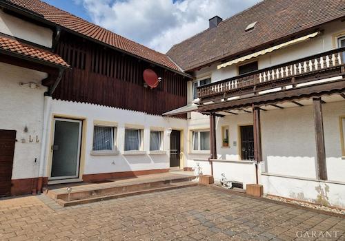 Hausansicht - Hof mit Nebengebäude