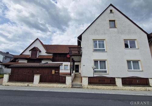Hausansicht - Straße mit Nebengebäuden