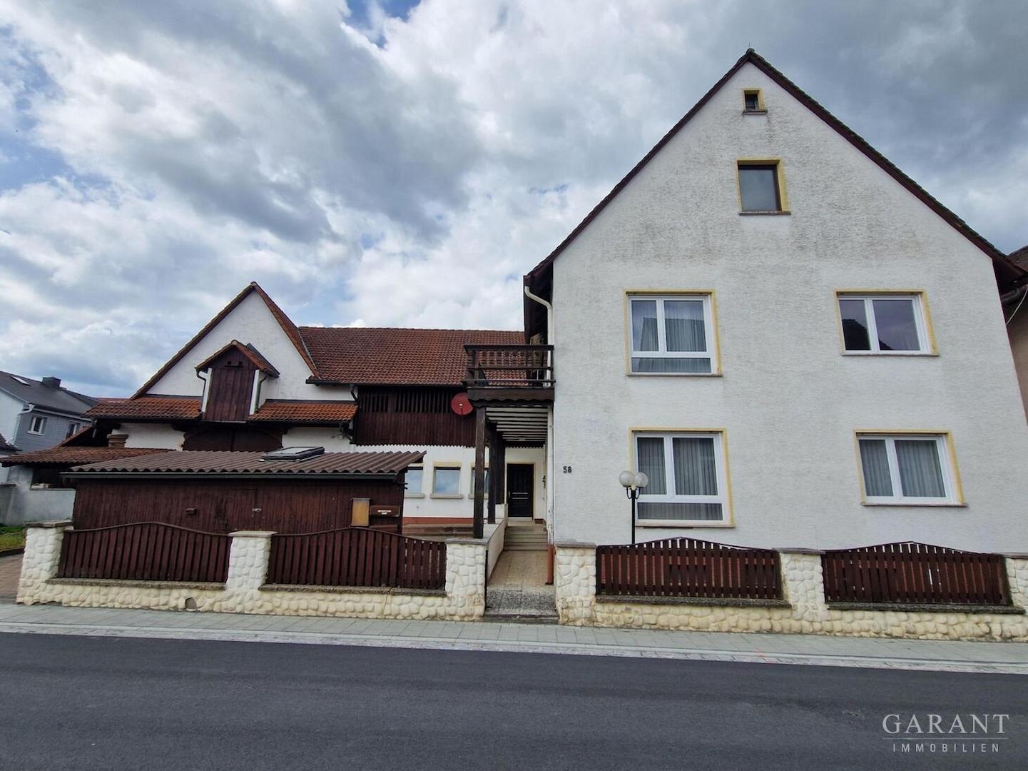 Hausansicht - Straße mit Nebengebäuden