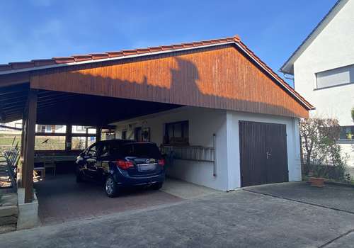 Garage mit angebautem Carport