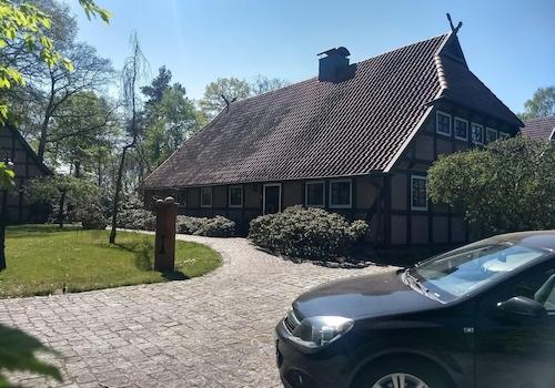 Haus mit Stellplätzen