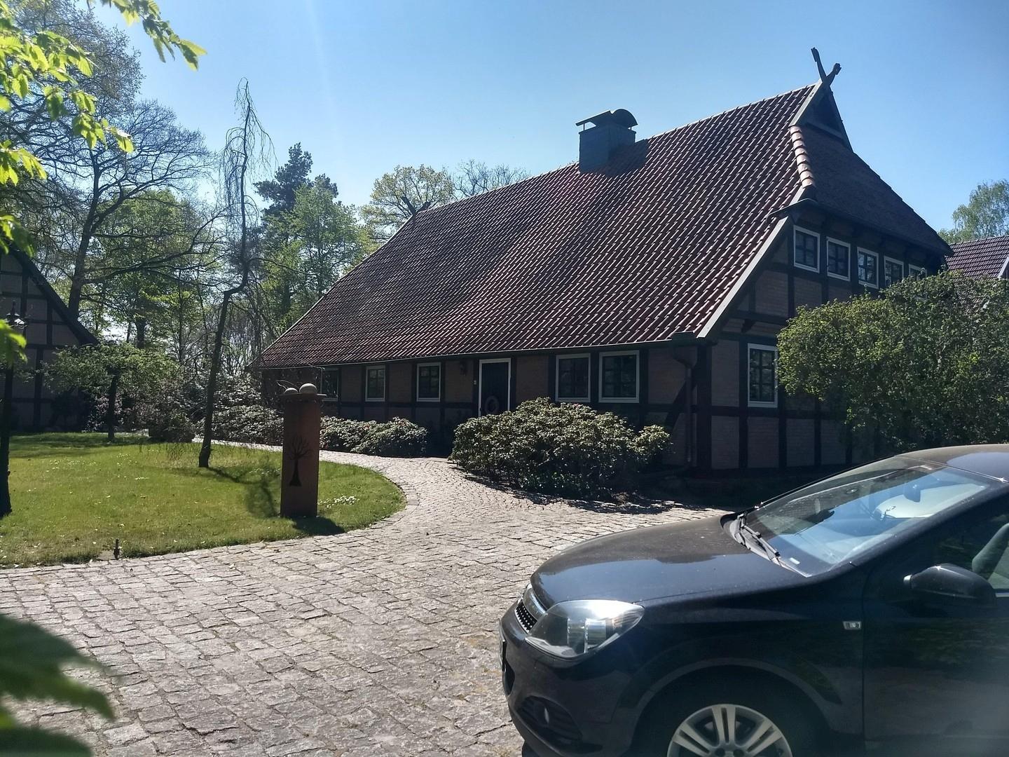 Haus mit Stellplätzen