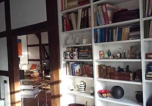 Fernsehzimmer mit Regalwand