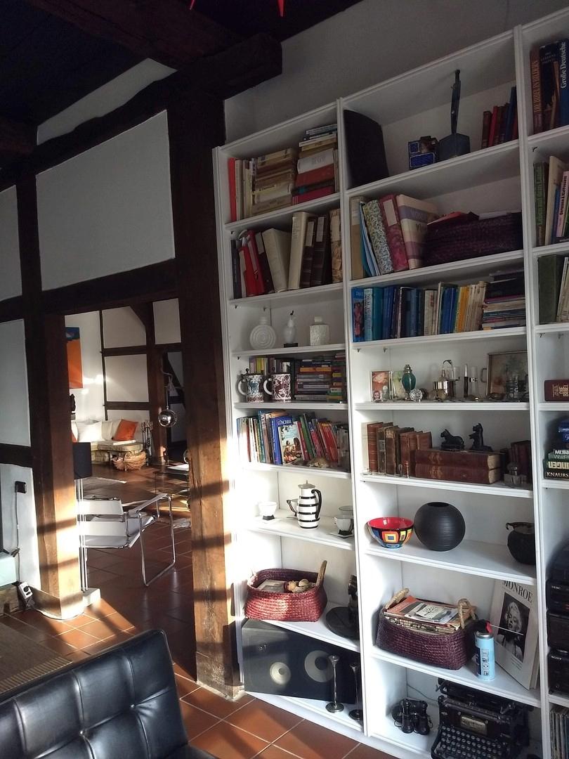 Fernsehzimmer mit Regalwand