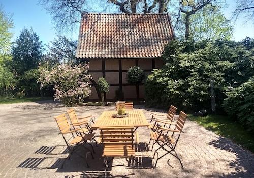 Terasse mit Gartenhaus