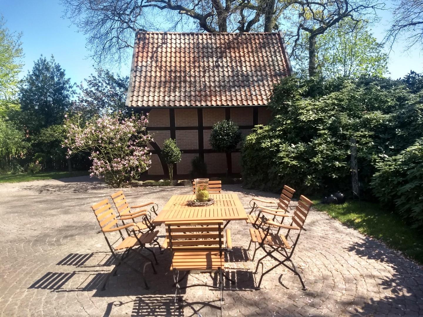 Terasse mit Gartenhaus