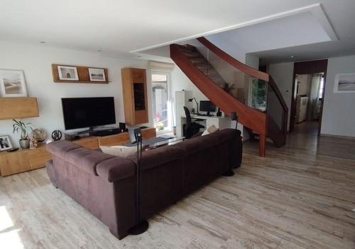 Wohnzimmer mit Treppenaufgang