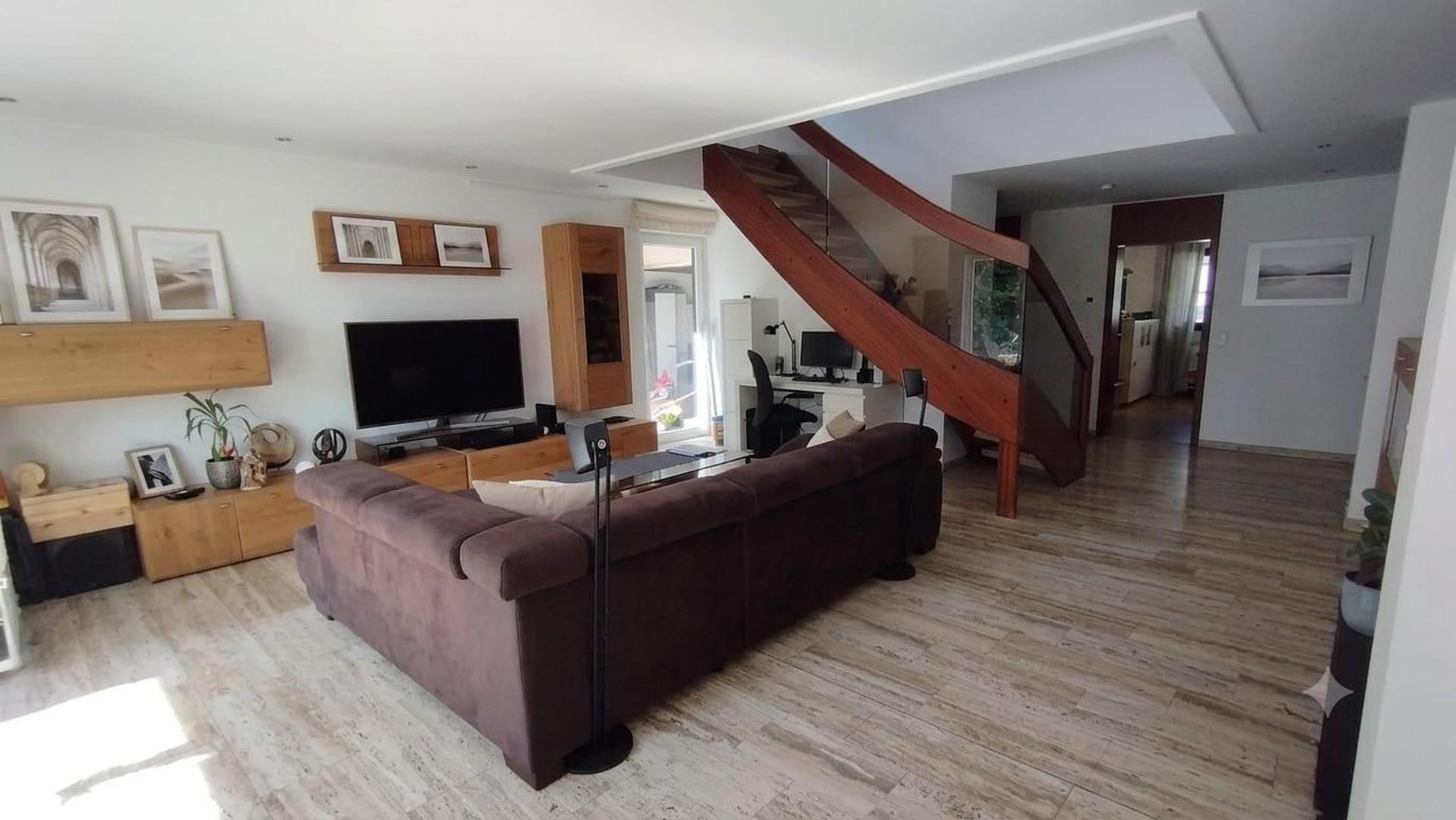 Wohnzimmer mit Treppenaufgang
