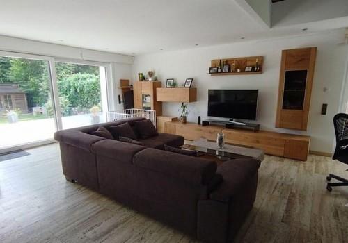 Wohnzimmer mit Gartenblick