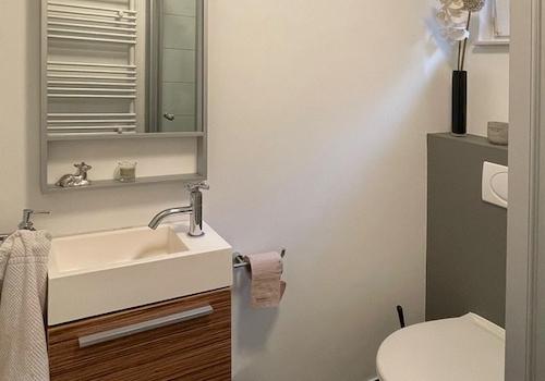 Bad mit Dusche/Toilette