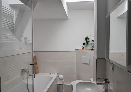 Bad mit Dusche & Wanne