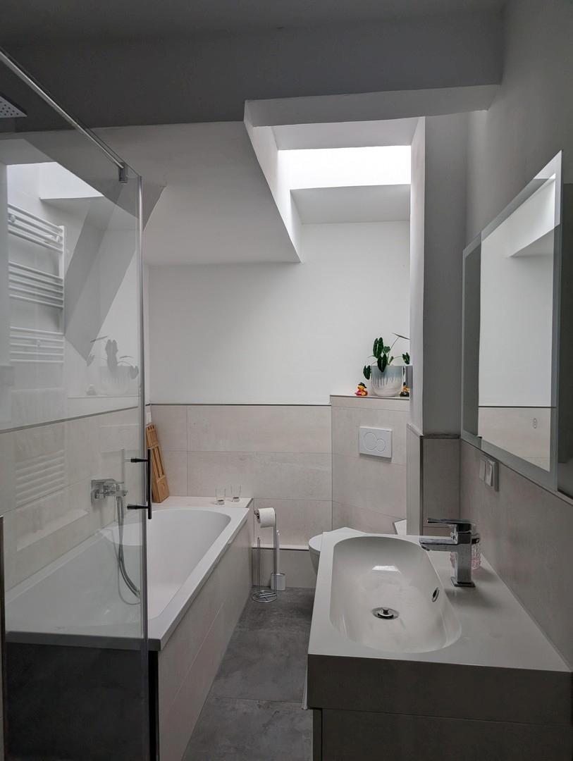 Bad mit Dusche & Wanne